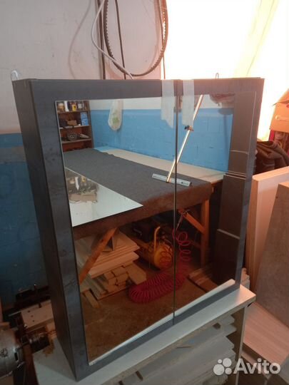 Шкафчик с зеркалом в ванную