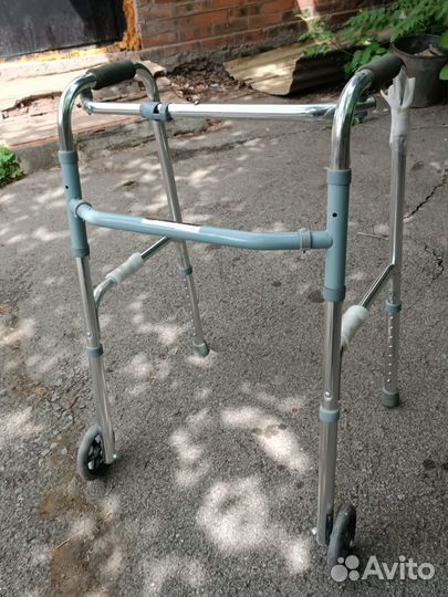 Ходунки для взрослых на колесах