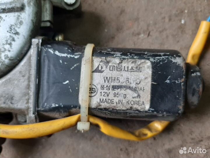 Передний левый стеклоподъемник Kia Clarus