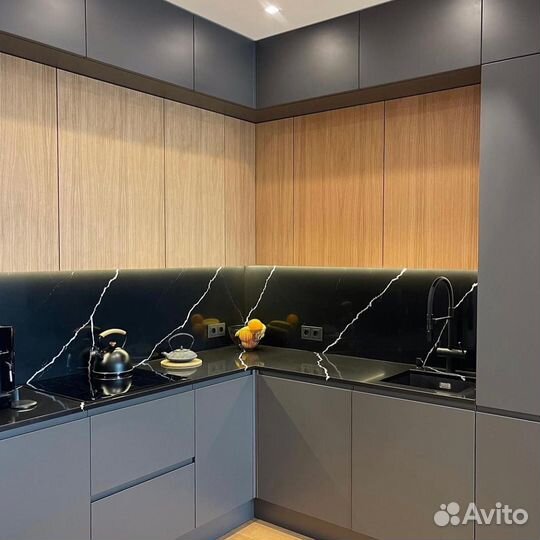 Кухня угловая под потолок со стеклянным шкафом