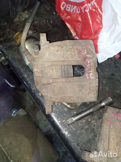 Суппорт передний левый chery very а13