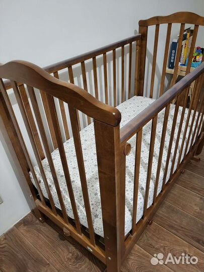 Детская кроватка с маятником и ящиком