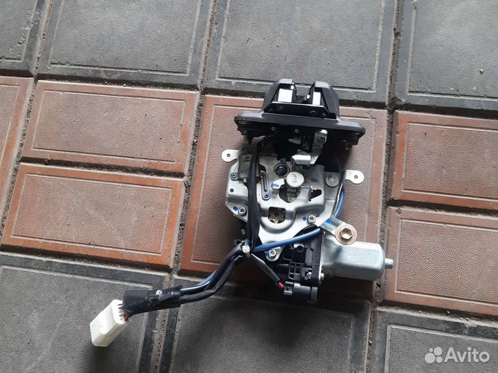 Замок крышки багажника Toyota Harrier Lexus RX300