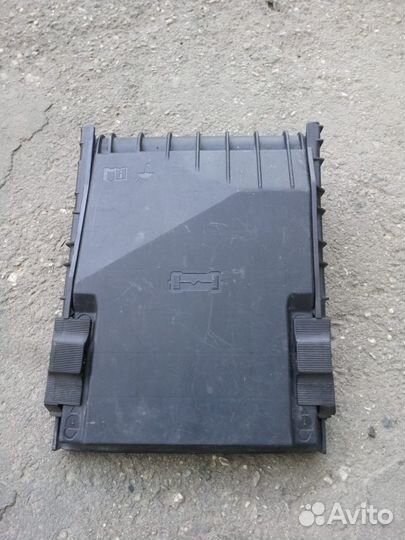 Крышка блока предохранителей Volkswagen Passat B6