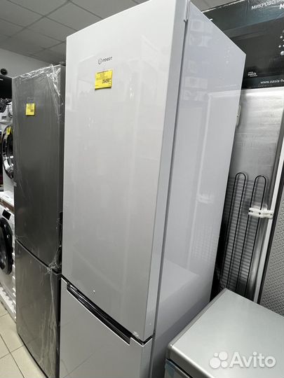 Холодильник Indesit 200см Новый