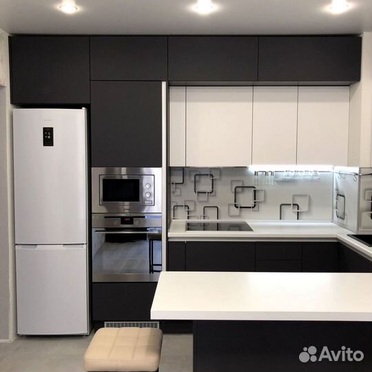 Кухонный гарнитур П-образный в потолок на заказ