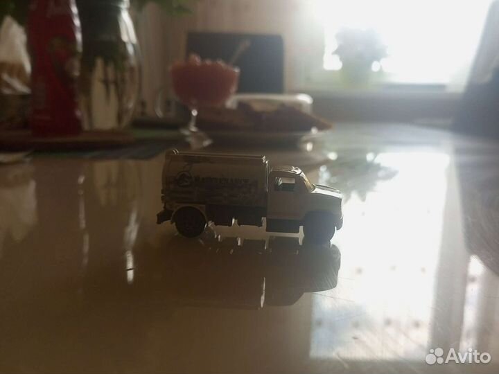 Игрушечная машина