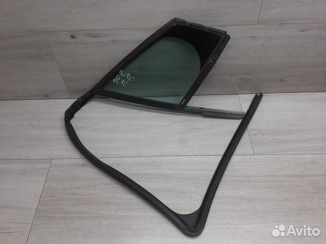 Форточка передней правой двери Peugeot 308