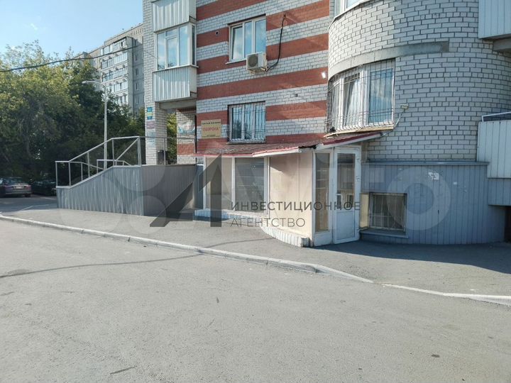 Цоколь с окнами