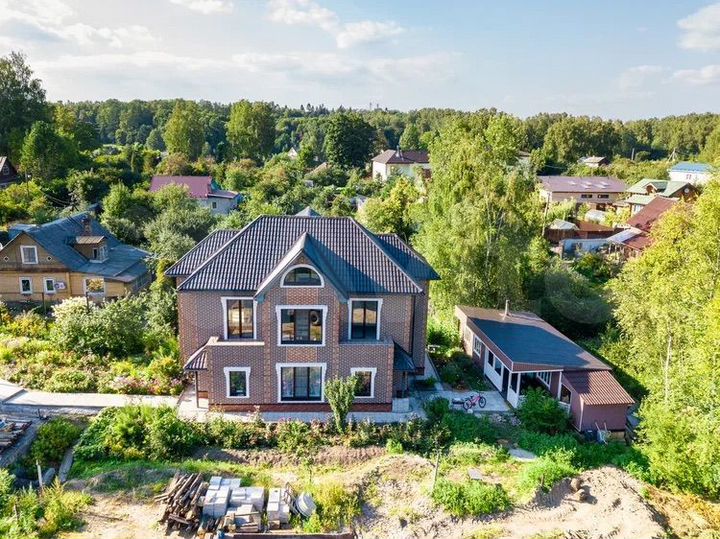 Дом 195 м² на участке 10,8 сот.