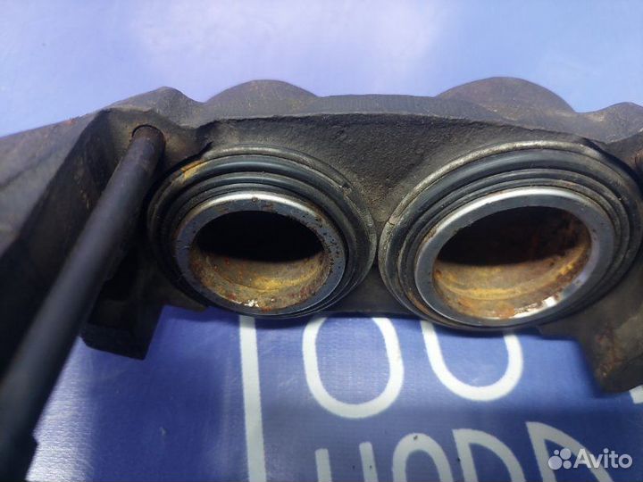 Суппорт передний левый Toyota Land Cruiser UZJ100