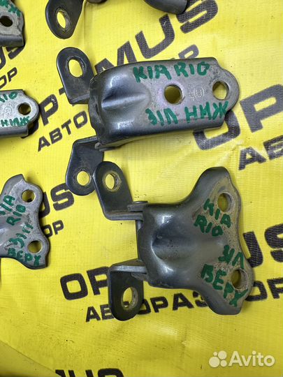 Петля двери Kia Rio 3