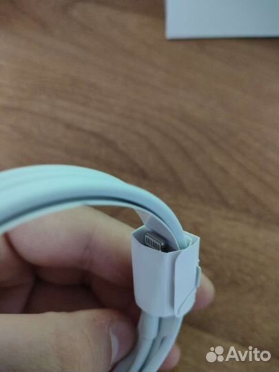 Кабель на iPhone