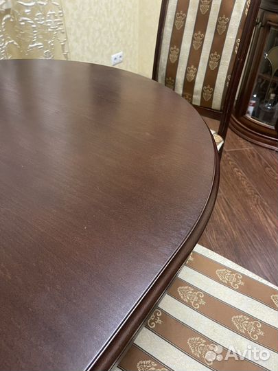 Деревянный стол, деревянные стулья