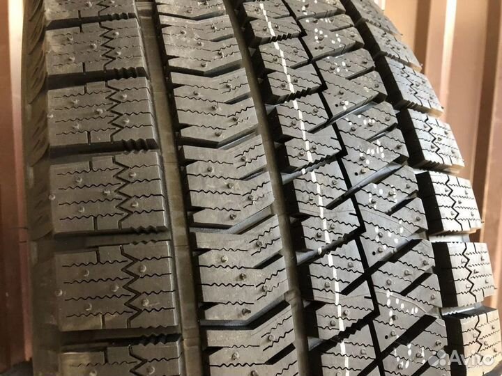 Bridgestone Blizzak Ice 235/55 R17 99S