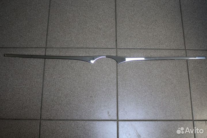 Накладка Prius 30 на заднюю дверь над эмблемой