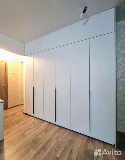 Современный распашной шкаф