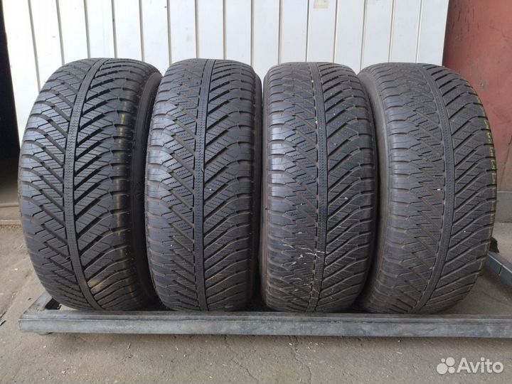 Goodyear Vector 4Seasons 225/55 R17