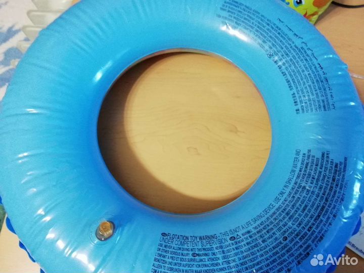 Надувной круг и детские нарукавники для плавания