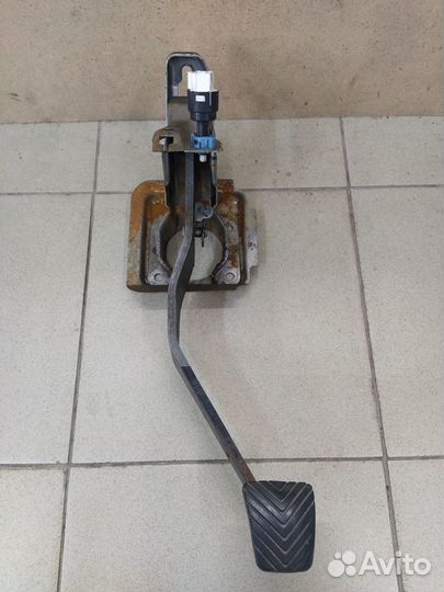 Педаль тормоза Митсубиси Л200