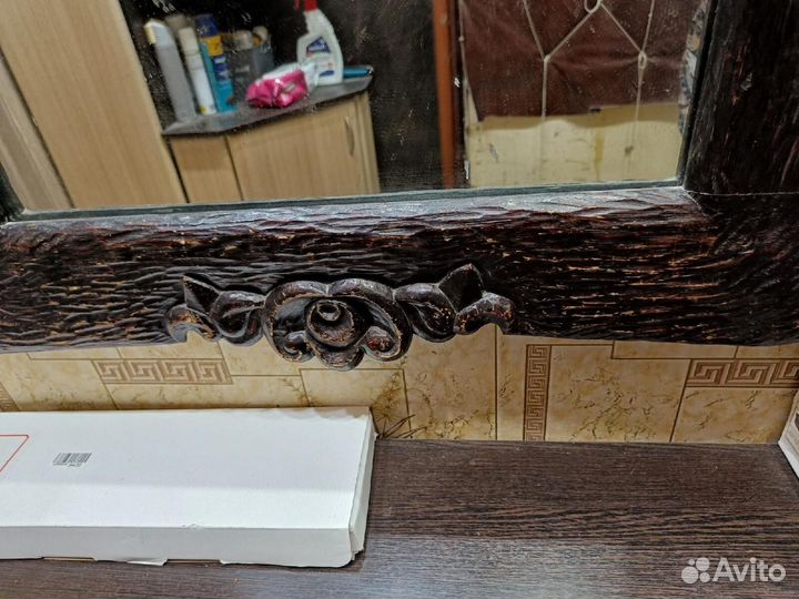 Зеркало в деревянной раме