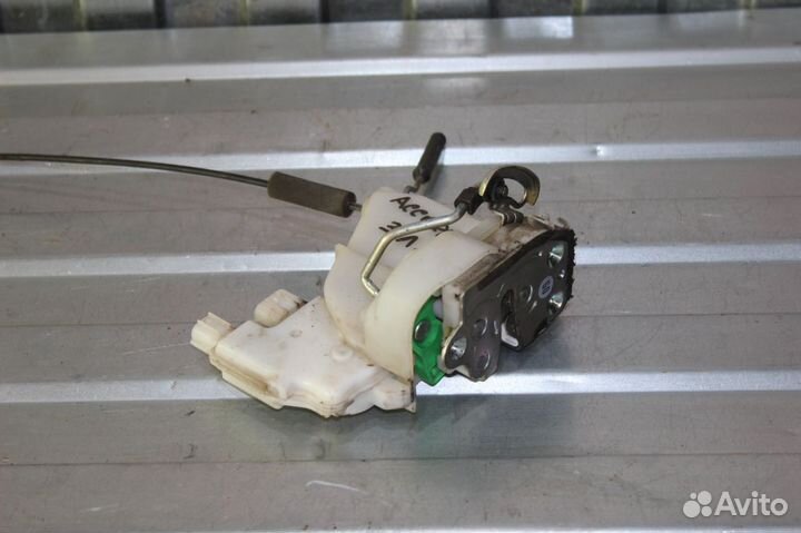 Замок двери дверной Хонда Аккорд 7