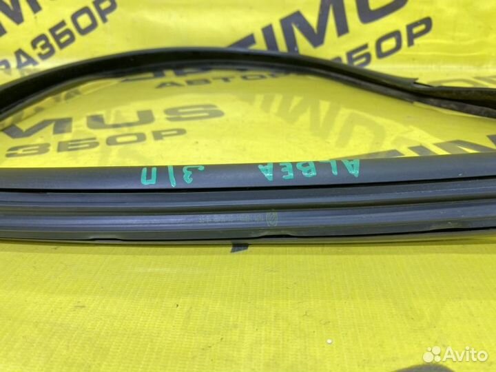 Уплотнитель стекла двери задний правый Fiat Albea