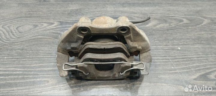 Суппорт тормозной передний правый Opel Omega B