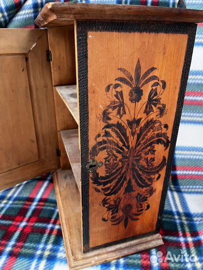 Старинный антикварный настенный шкафчик(аптечка)