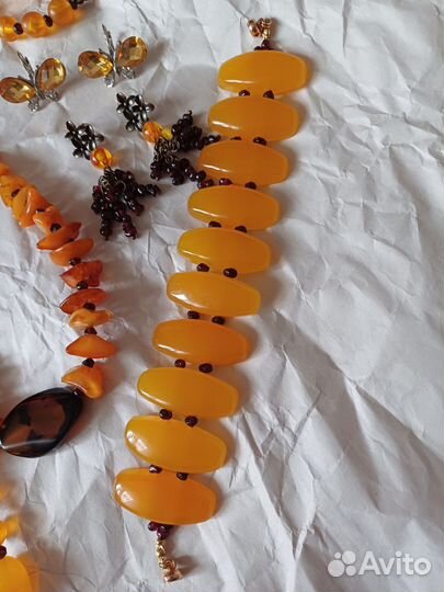 Лот украшений в желтых тонах