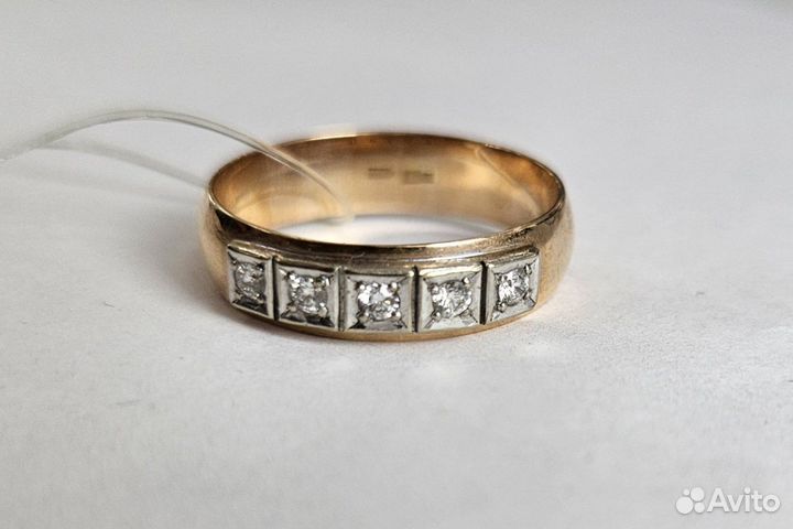 Золотое кольцо с бриллиантом