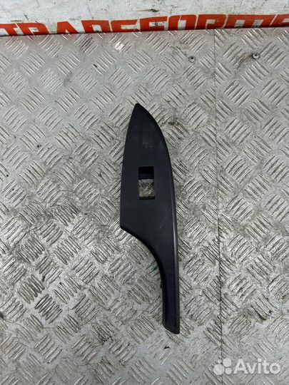 Накладка кнопки стеклоподъемника передняя левая То