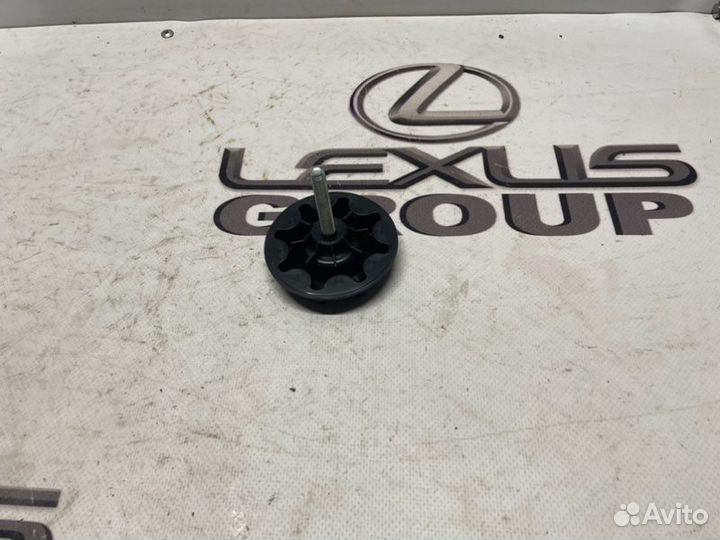 Крепление запасного колеса Lexus RX450h