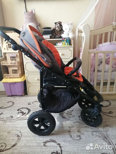 Прогулочная коляска с лыжами