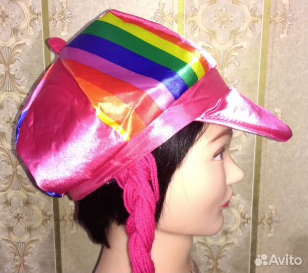 Яркая кепка с косичками для вечеринки