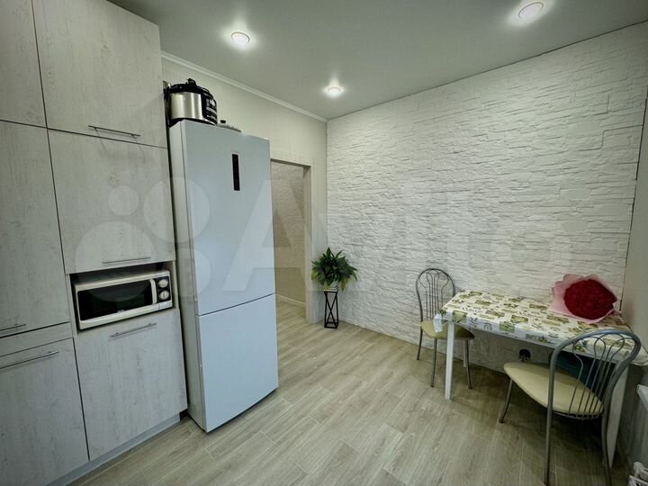 2-к. квартира, 57 м², 1/3 эт.