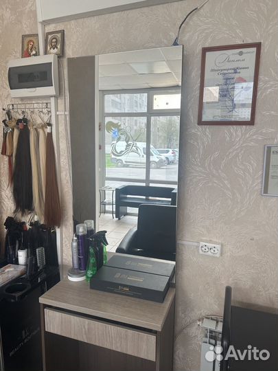 Парикмахерское стол с зеркалами и кресло