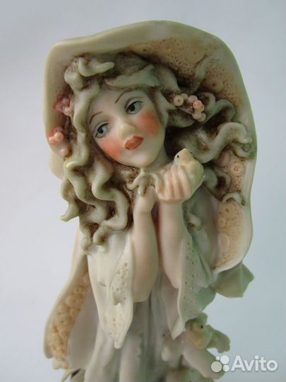 Статуэтка девушка С птицами серия времена года