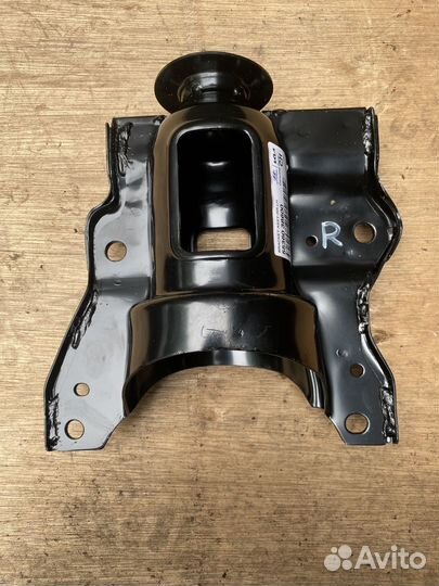 Чашка заднего амортизатора правая Hyundai Sonata 5