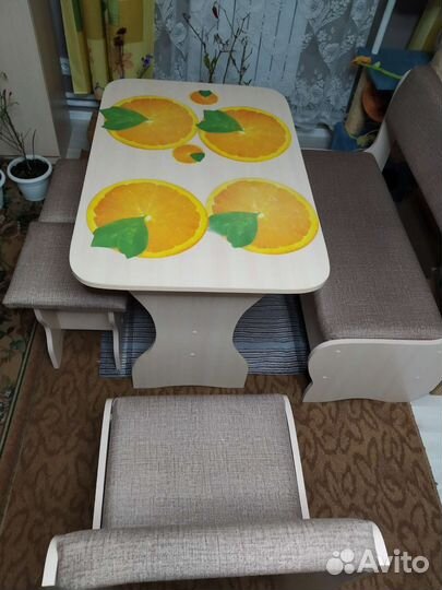 Кухонный уголок со столом новый