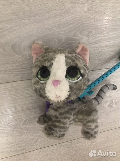 Игрушка кошка на поводке furreal