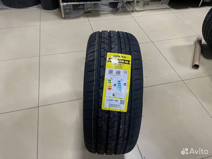 Sonix Prime UHP 08 215/50 R17 95W