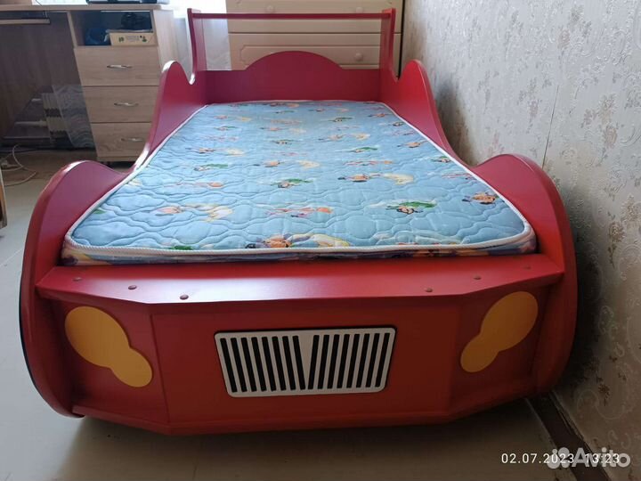 Детская кровать машина