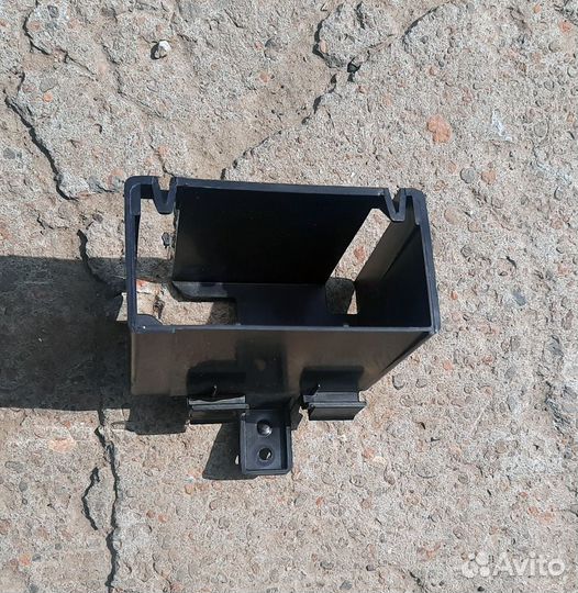 Кронштейн блока Media In бардачка Volkswagen Jetta