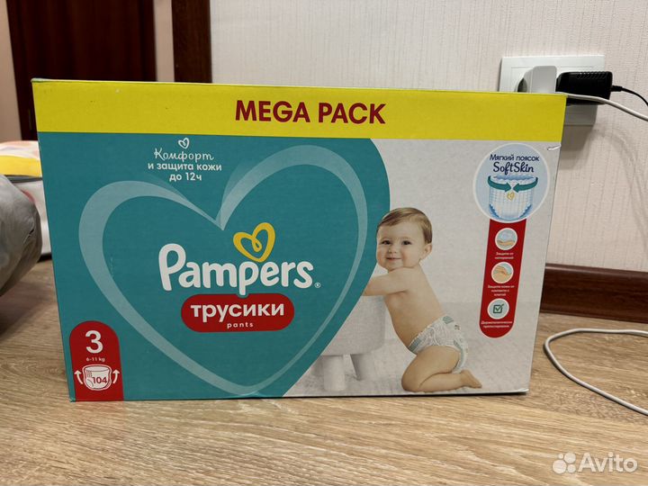 Детские вещи в коробке