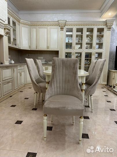 Кухонный стол и стулья