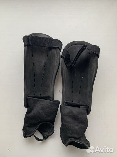 Щитки футбольные