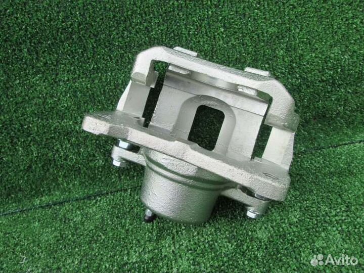 Суппорт передний правый Toyota Corolla Fielder