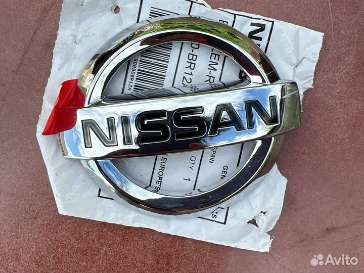 Эмблема крышки багажника Nissan Кашкай