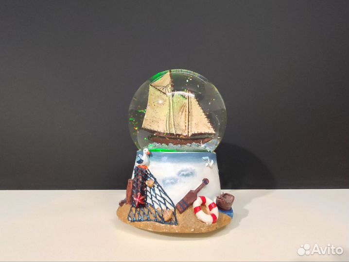 Снежный шар с кораблем и блестками